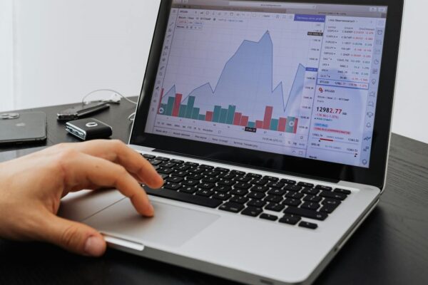Agentes de ia gerando relatórios e alertas em tempo real